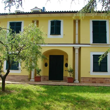 Charming House In With Shared Pool Ferienhaus *